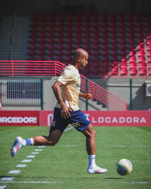São Paulo avalia utilizar reservas em clássico; Lucas Moura apoia decisão estratégica.