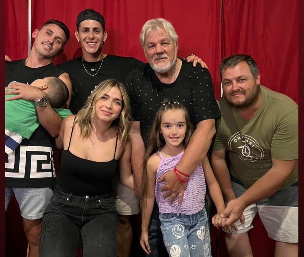 Pavon publica foto em família no ano novo — Foto: Reprodução/Instagram