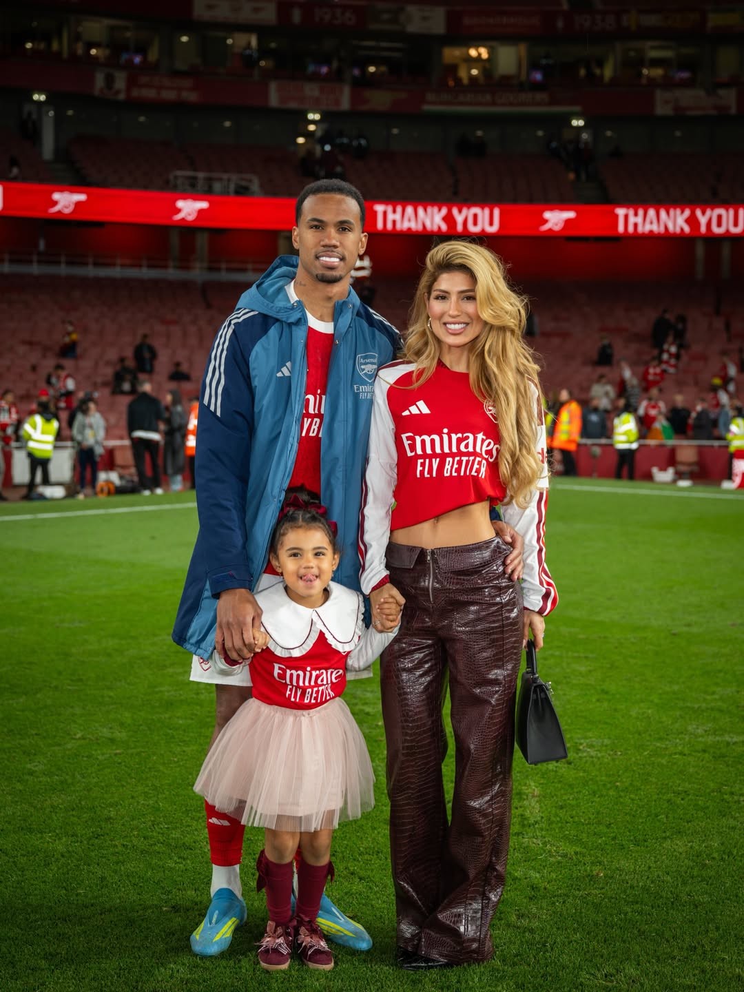 Família de Gabriel Magalhães celebra convocação no estádio do Arsenal, depois de zagueiro estar em campo