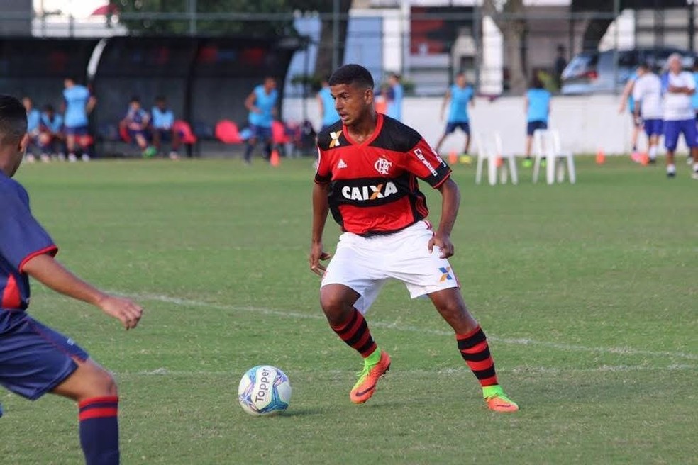 Renan em ação na base do Flamengo