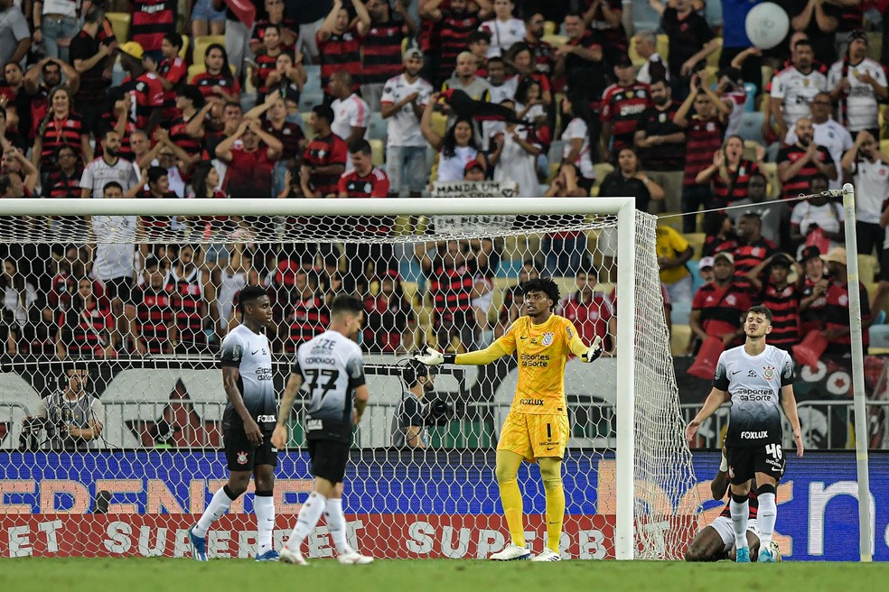 Jogadores do Corinthians lamentam gol sofrido contra o Flamengo — Foto: Thiago Ribeiro/AGIF