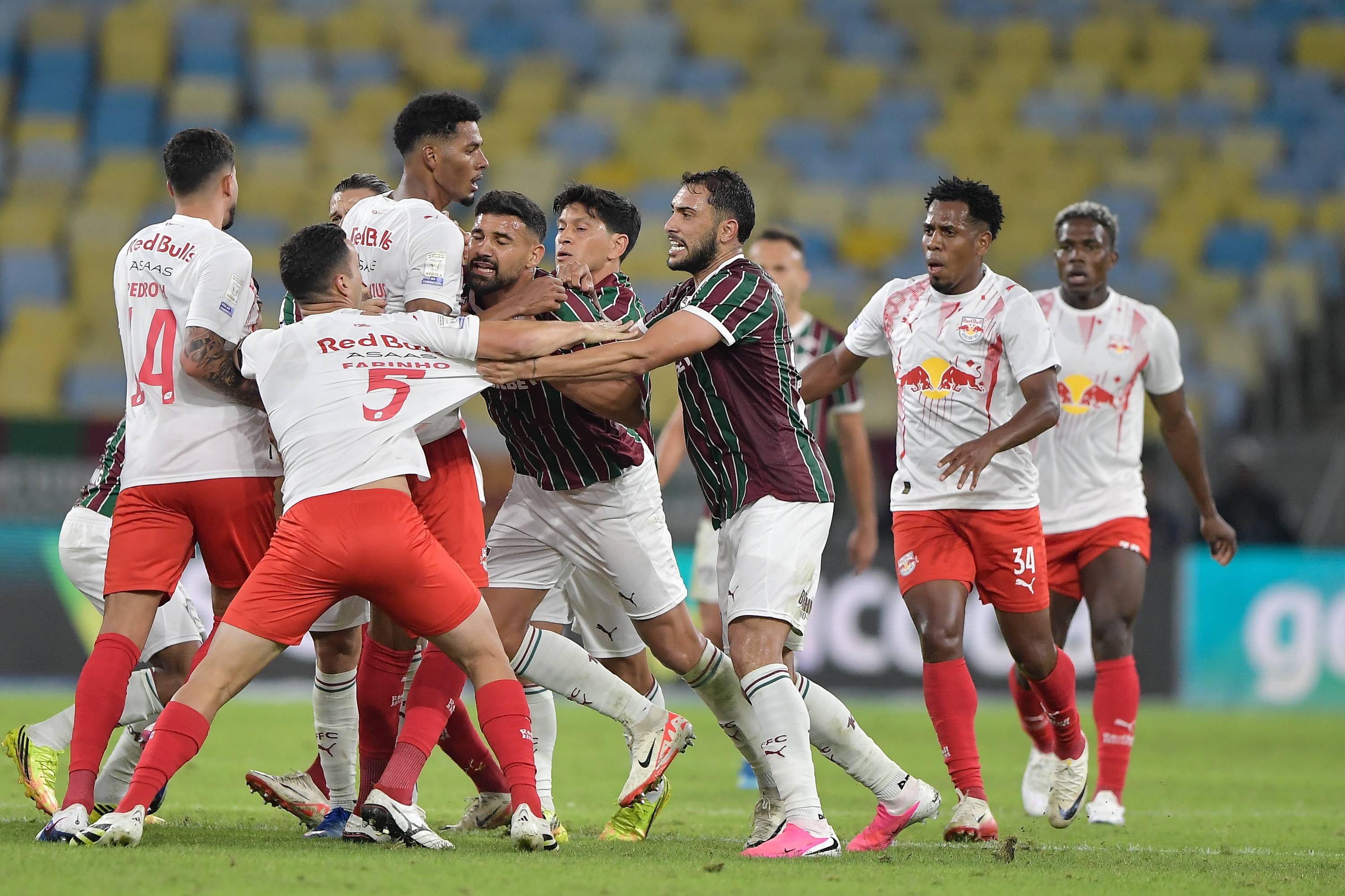 Jogadores de Fluminense e Bragantino brigam e trocam empurrões; assista