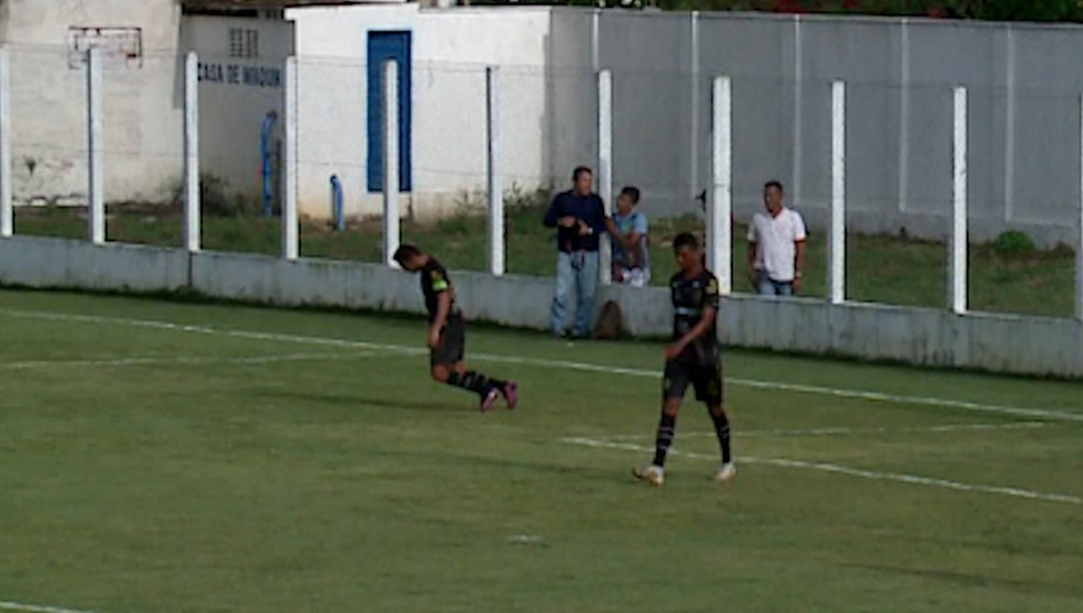Atleta desmaia em campo após suspeita de princípio de infarto durante partida da Série D — Foto: Rede Clube