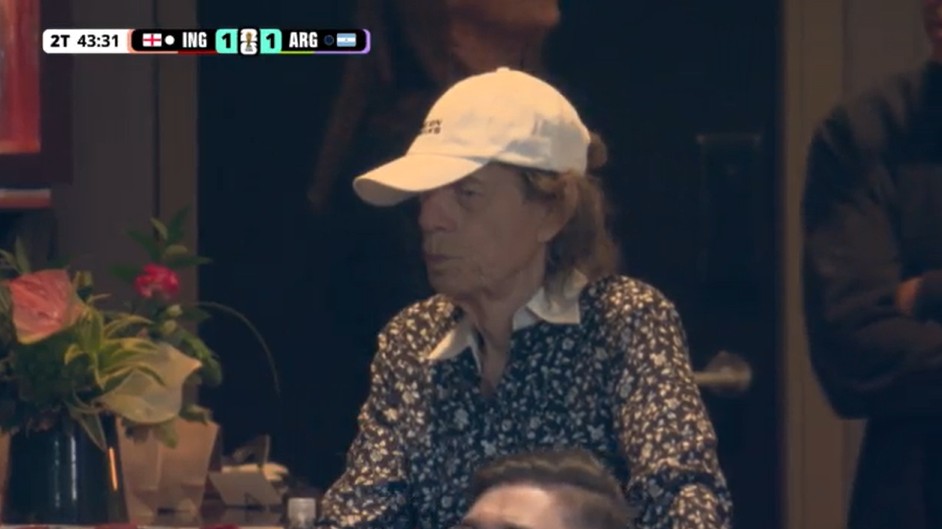 Mick Jagger fica informado com o empate da Argentina; veja a reação