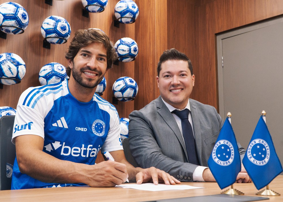 Lucas Silva e o irmão em ampliação de contrato com o Cruzeiro — Foto: Gustavo Aleixo/ Cruzeiro