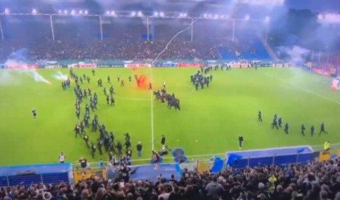 Cavalaria da polícia entra em campo para conter invasão de torcida em jogo da Copa da Alemanha