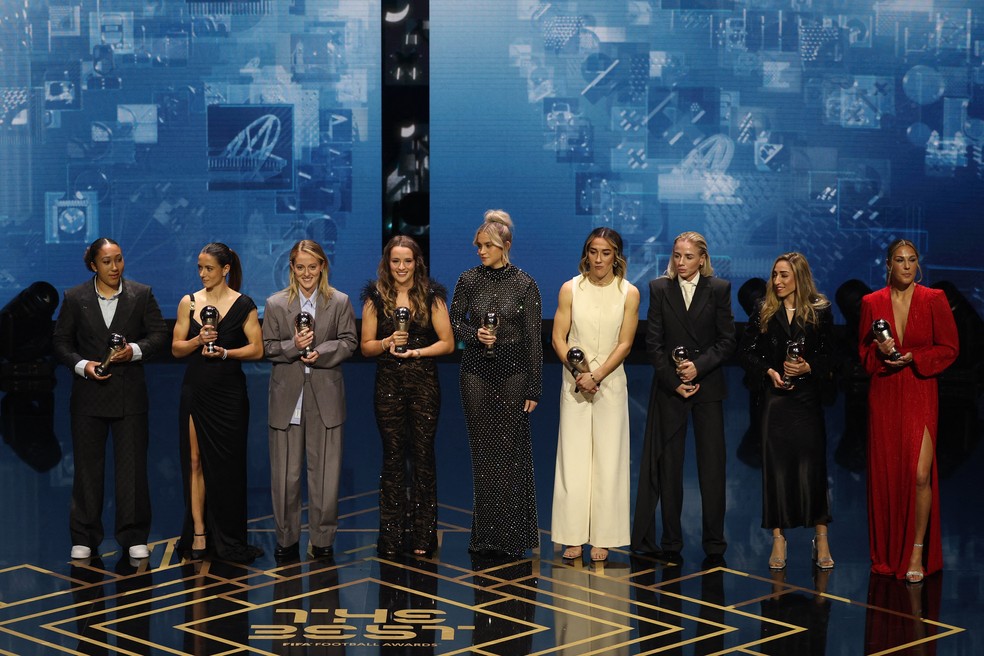 Todas as jogadoras da seleção do ano do time feminino estiveram no Fifa The Best — Foto: Adrian Dennis/AFP
