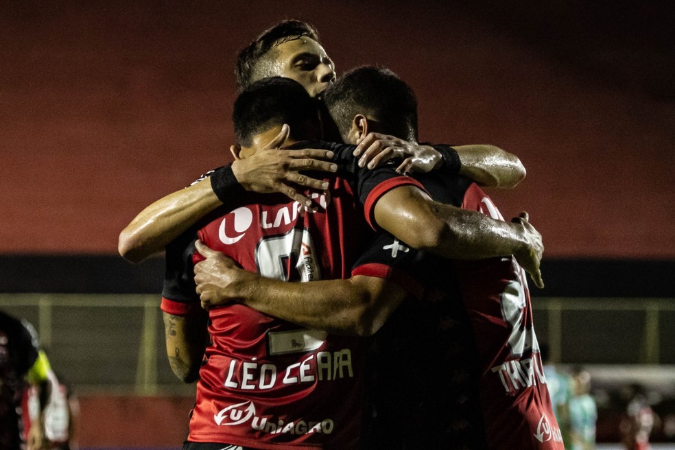 Lucas Arcanjo, do Vitória, é eleito melhor goleiro de abril da Série B -  Folha do Estado da Bahia