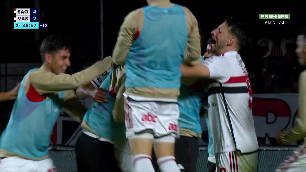 Fundo Amigos Torcendo Curtindo Partida De Tênis Na Torcida Do Jogo