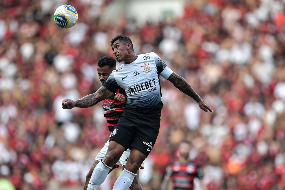 Paulinho em Flamengo x Corinthians — Foto: Thiago Ribeiro/AGIF
