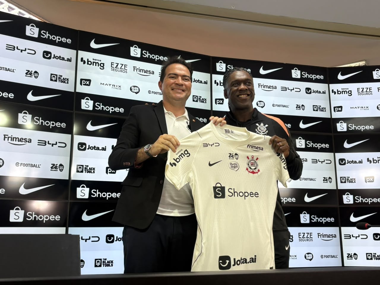 Seedorf elogia elenco e confia em recuperação do Corinthians: "Um leão ferido é perigoso"