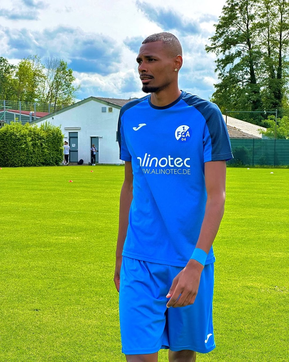Zé Roberto, novo zagueiro do Ji-Paraná, com a camisa de clube alemão — Foto: Arquivo Pessoal