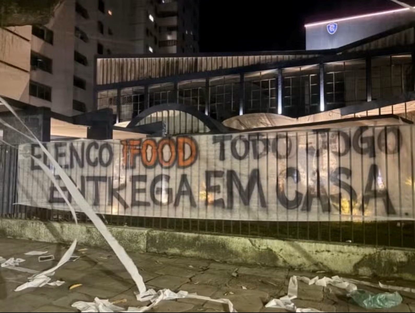 Faixas com críticas comparam elenco do Remo a empresa de delivery: "Entrega em casa"