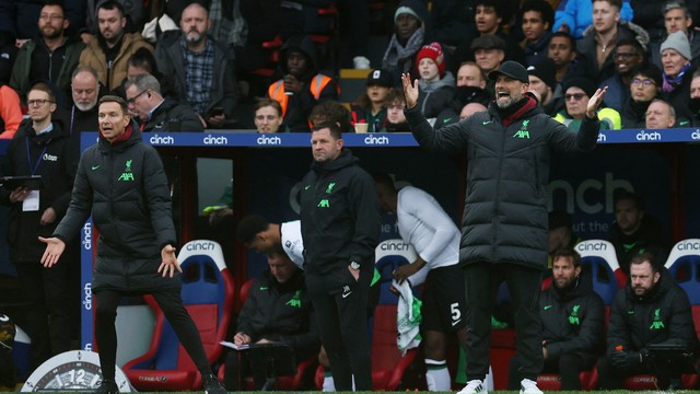 Liverpool vence Crystal Palace de virada e assume a liderança