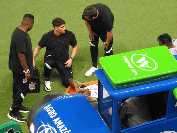 Cacá apresenta traumas no tórax e quadril e preocupa no Corinthians.
