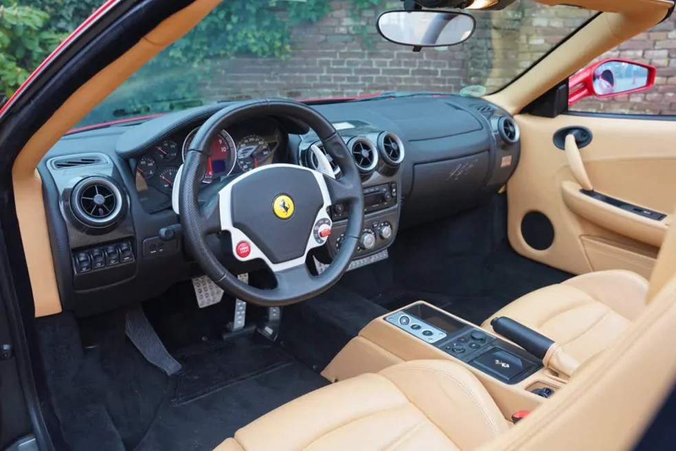 Família de Schumacher põe à venda Ferrari F430 Spider autografada por Michael — Foto: Divulgação/Gallery Aaldering