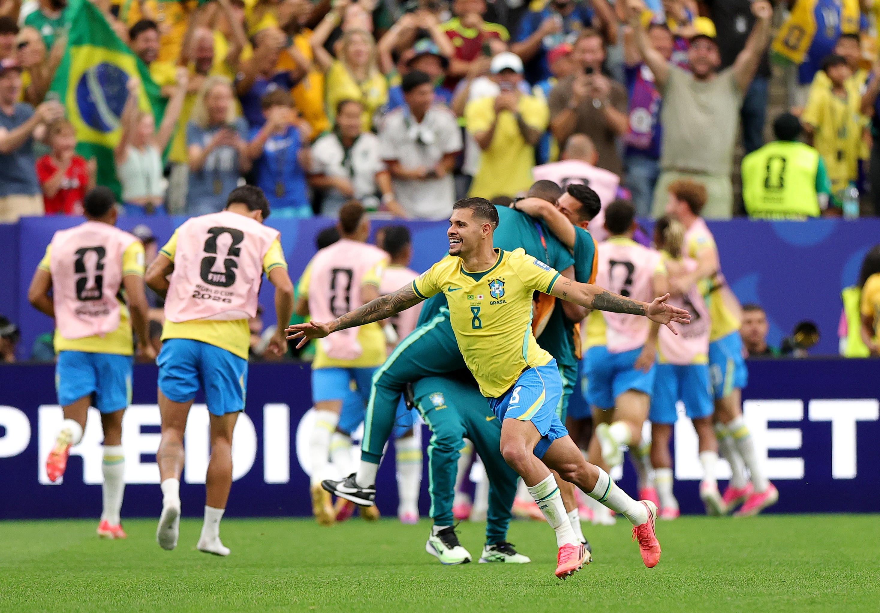 Bruno Guimarães em ação pela seleção brasileira, disputando a bola em campo durante a Copa do Mundo de 2026.