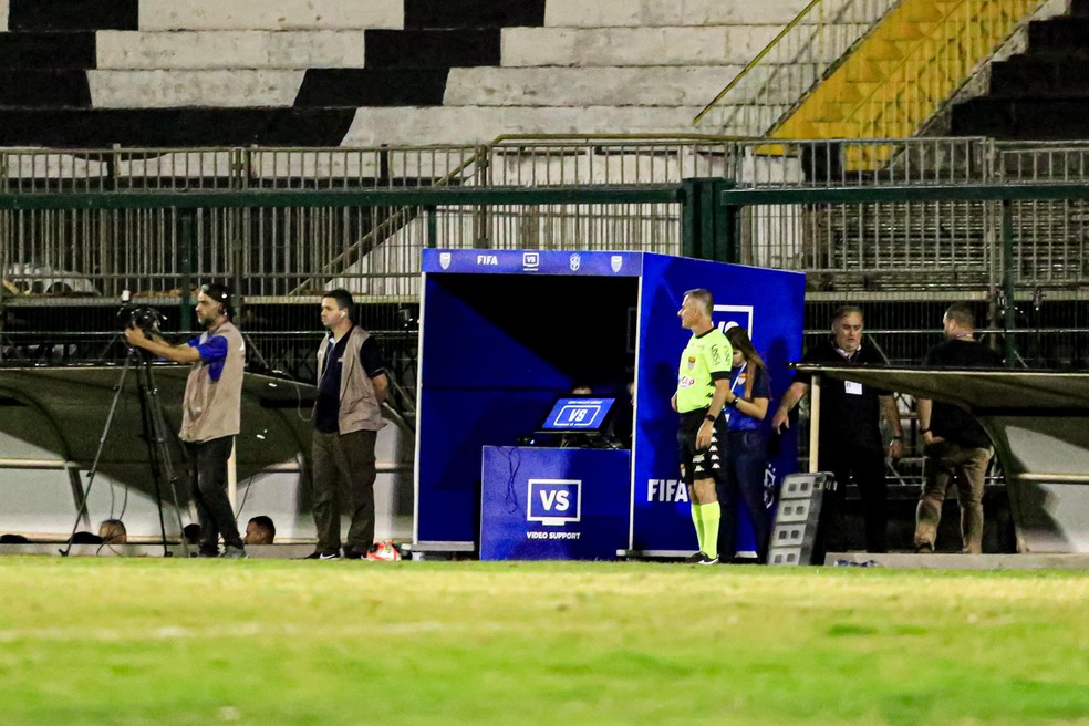 Cabine do desafio de vídeo em Comercial x XV de Piracicaba — Foto: Bárbara Pires / Comercial FC