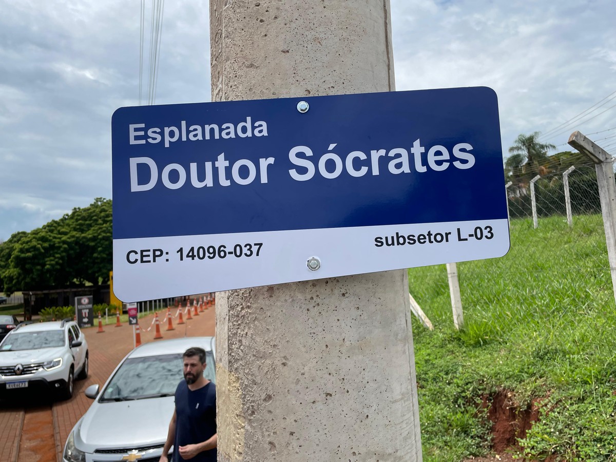 Homenagem a Sócrates em cerimônia antes do jogo Botafogo-SP x Corinthians.