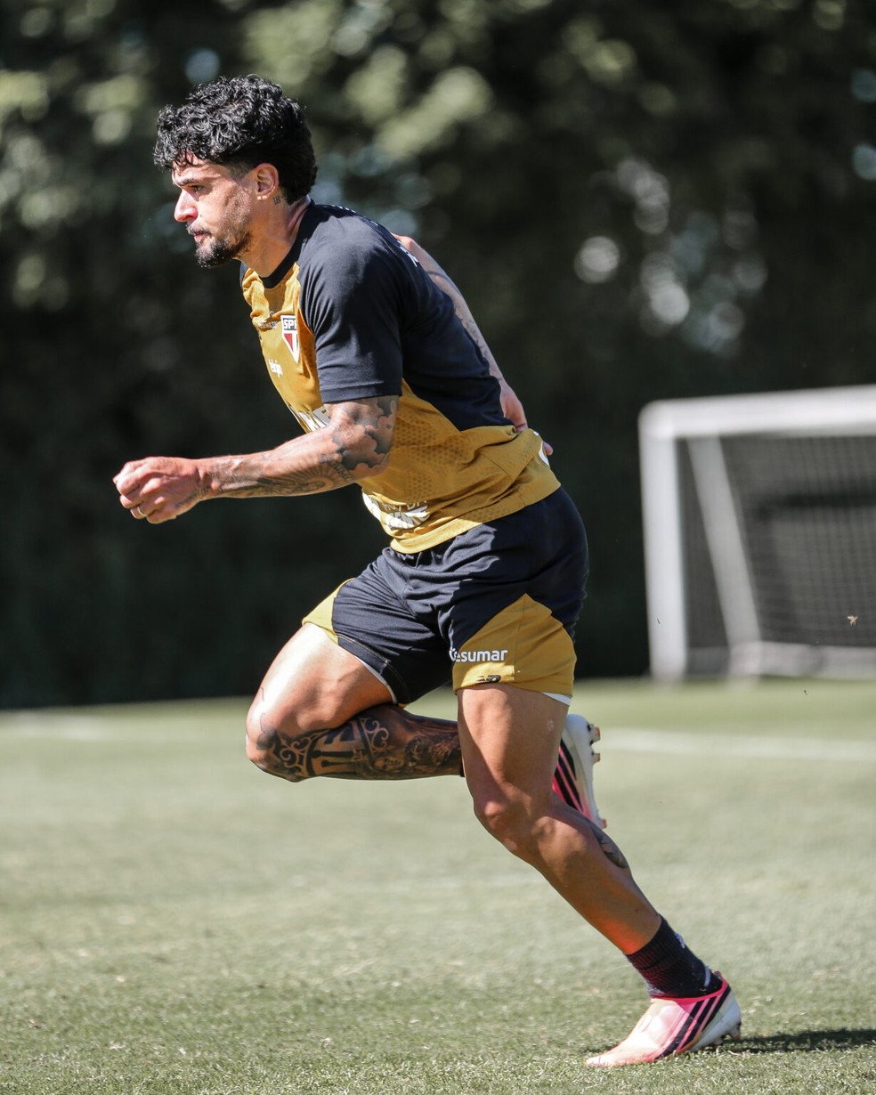 Cauly participa do treino tático São Paulo no CT da Barra Funda