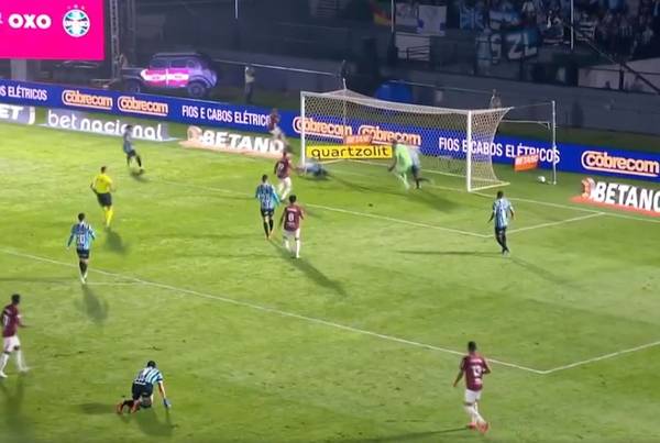 Caído no chão, lateral do Grêmio tenta cortar de cabeça e faz gol contra; veja o lance