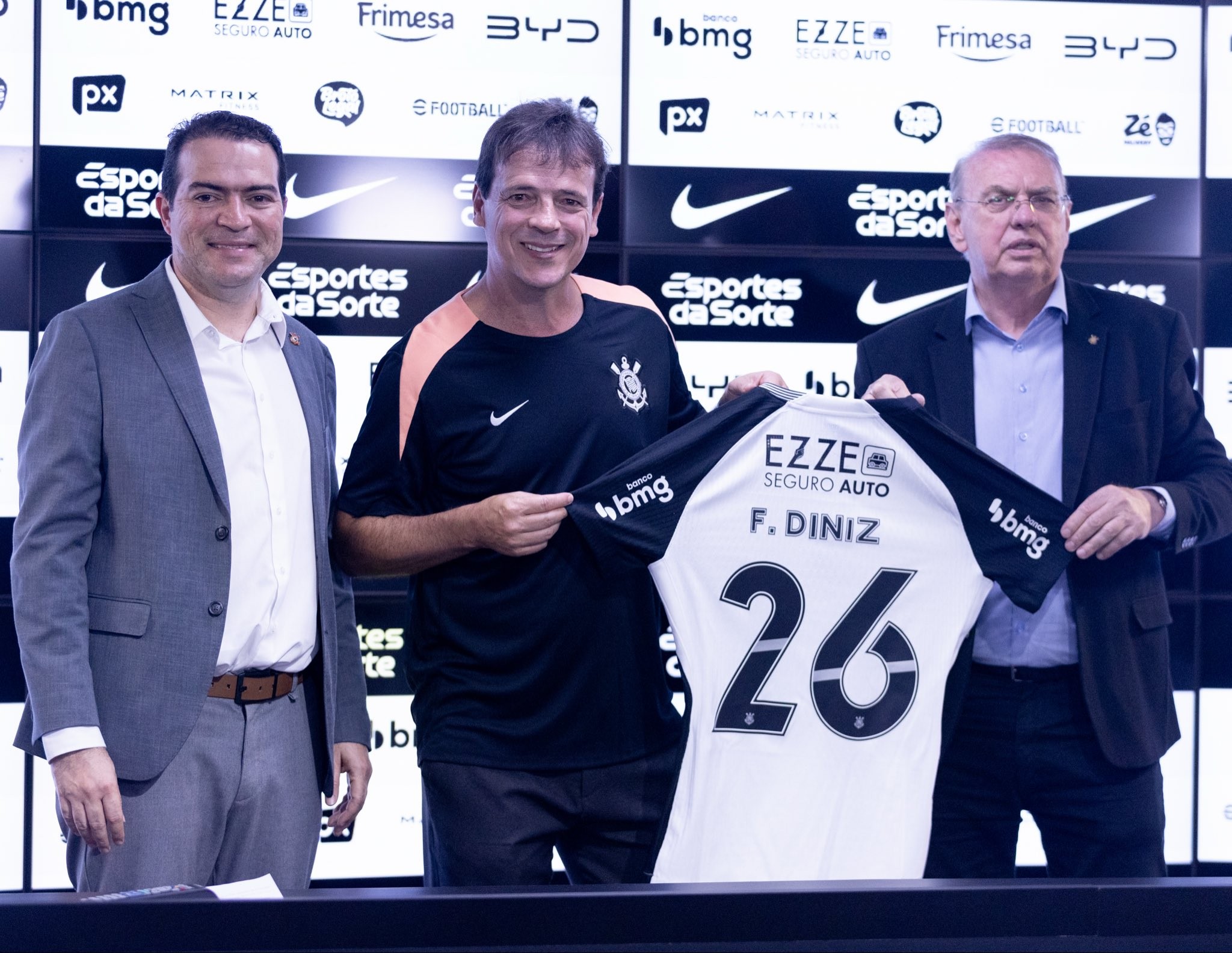 Diniz analisa pressão da torcida corinthiana e destaca vitória como chave para tranquilidade