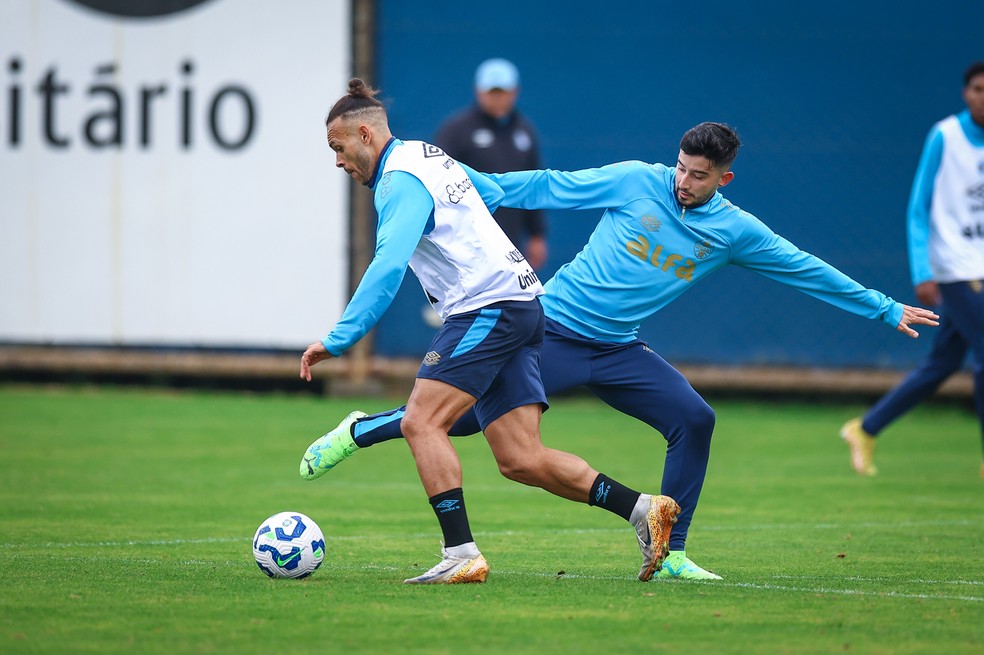 Braithwaite e Villasanti devem ficar à disposição contra o Cruzeiro — Foto: Lucas Uebel / Grêmio Divulgação