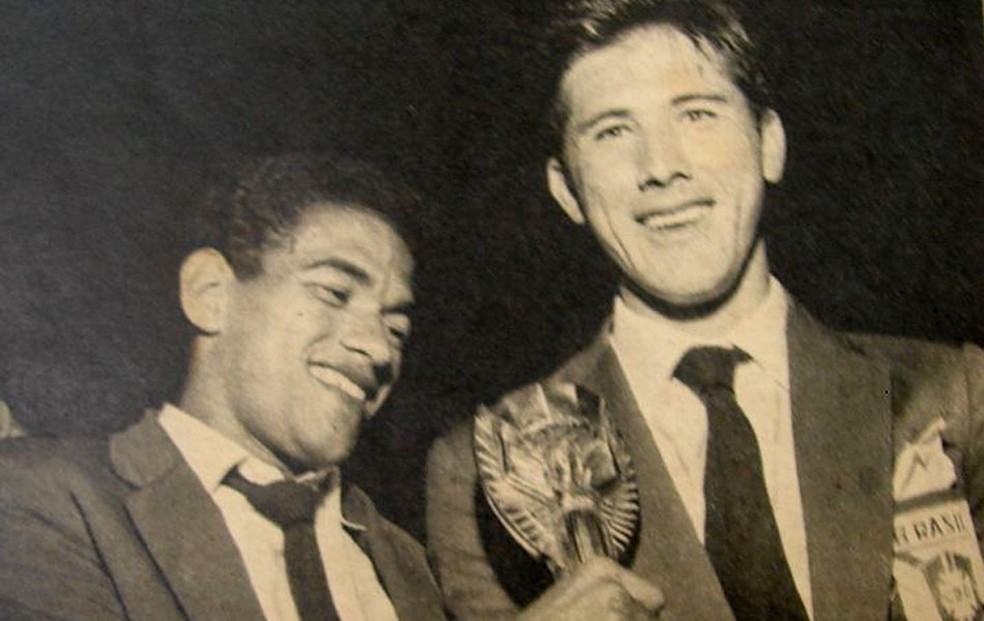 Garrincha e Bellini com a taça de campeões do mundo — Foto: Divulgação