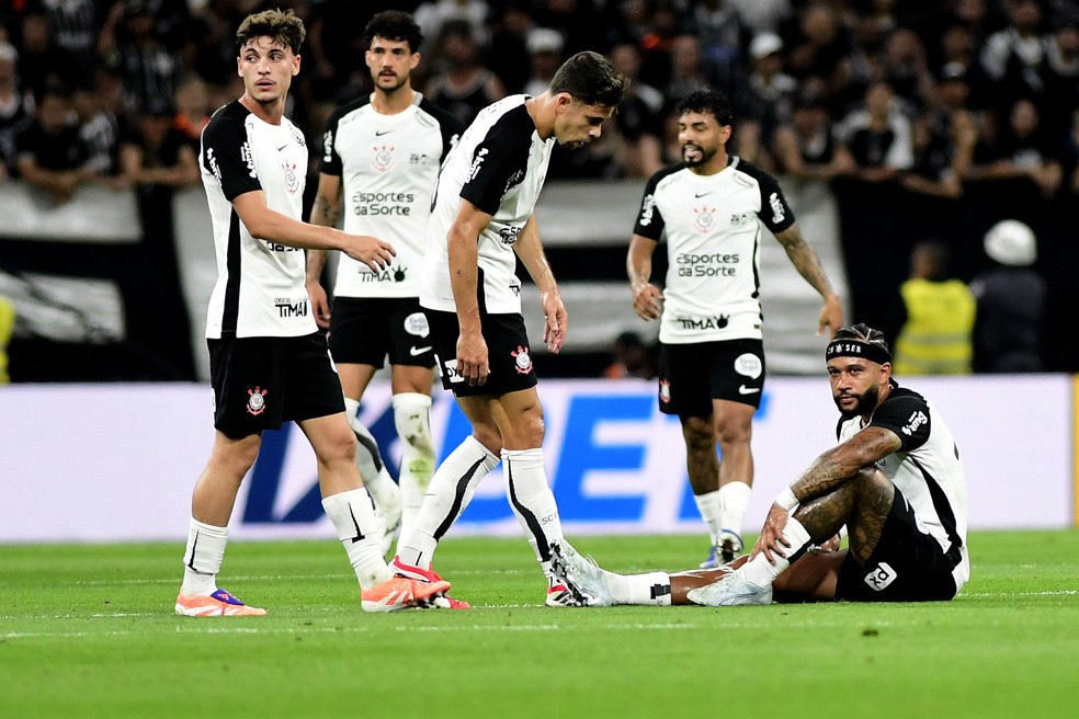 Memphis é cortado da convocação da Holanda após lesão e desfalca o Corinthians por mais de um mês