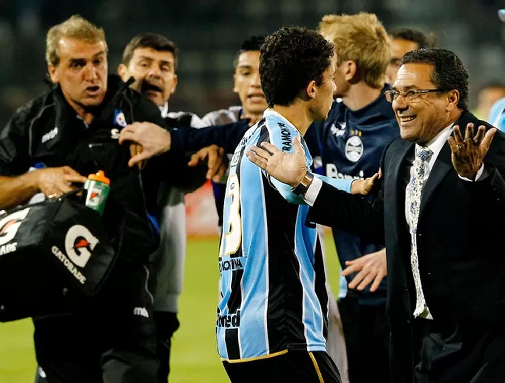 Luxemburgo sorri momentos antes da confusão em Huachipato x Grêmio, em 2013 — Foto: Marcelo Hernandez / Photosport / AFP