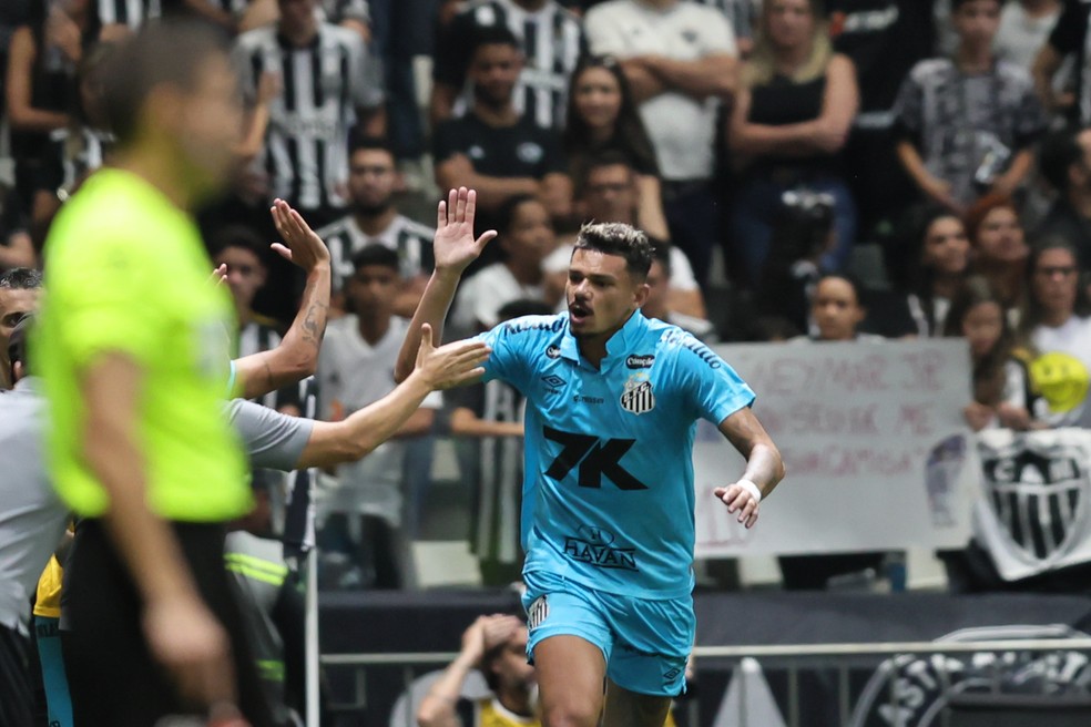 Tiquinho Soares comemora gol do Santos contra o Atlético-MG — Foto: Gilson Lobo/AGIF