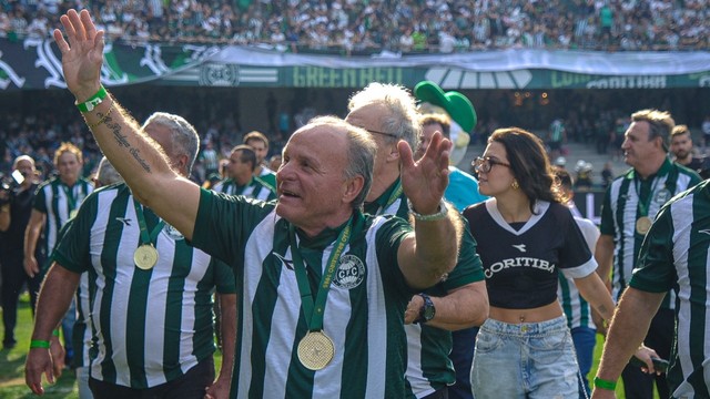Jogadores campe&otilde;es pelo Coritiba do Brasileiro de 1985 s&atilde;o homenageados
