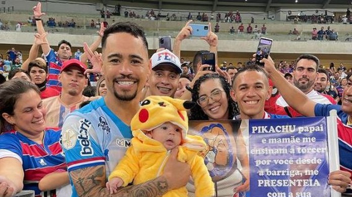 Apresentador do Globo Esporte se fantasia de Pikachu para zoar Sport