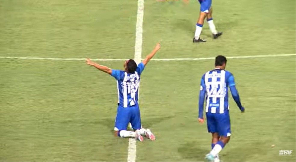 Miquéias comemora o gol do título do CSA no Alagoano Sub-20 — Foto: Reprodução FAFTV
