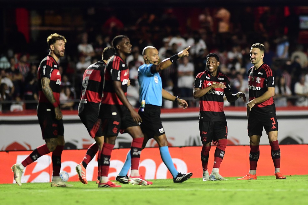 Imagem ilustrativa sobre PC Oliveira analisa lance polêmico de Léo Pereira, e Jardim rebate torcida do Cruzeiro: 'Não se nega convite do Flamengo'