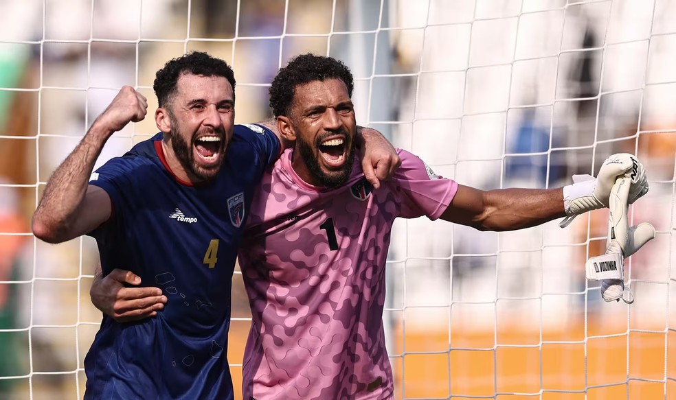 Jogadores de Cabo Verde comemoram em campo.