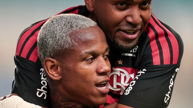 Wallace Yan e Lorran comemoram o gol do Flamengo contra o Lousanne