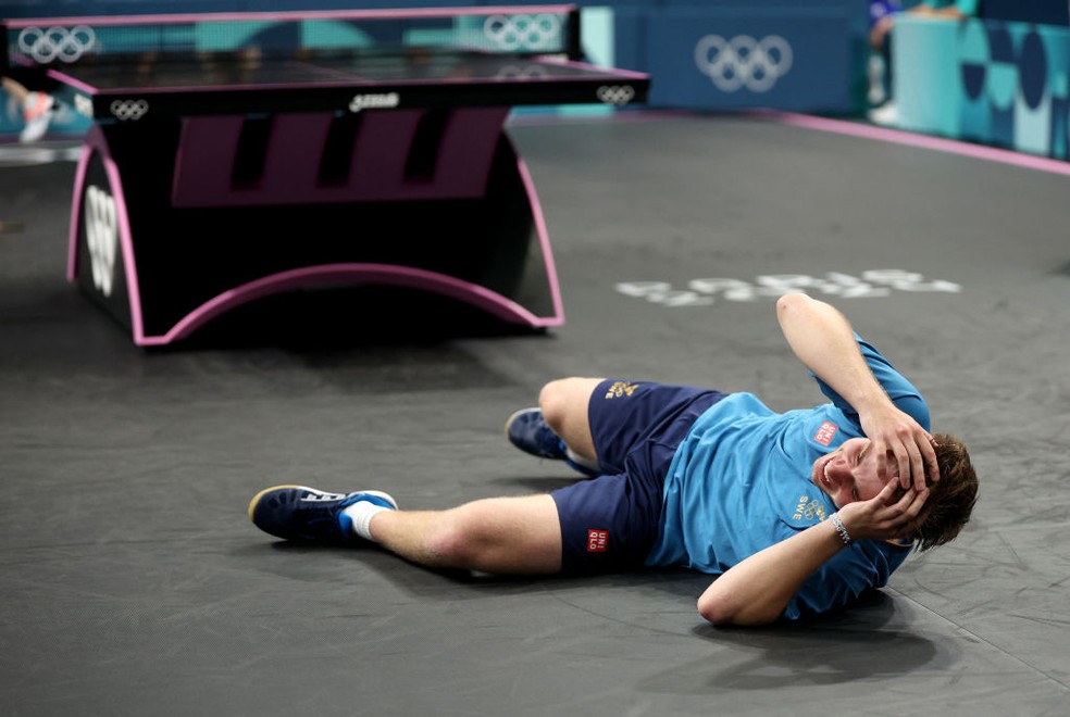 Truls Moregard celebra vitória inesperada contra Chuqin Wang no simples do tênis de mesa dos Jogos Olímpicos de Paris em 2024 — Foto: Jared C. Tilton/Getty Images
