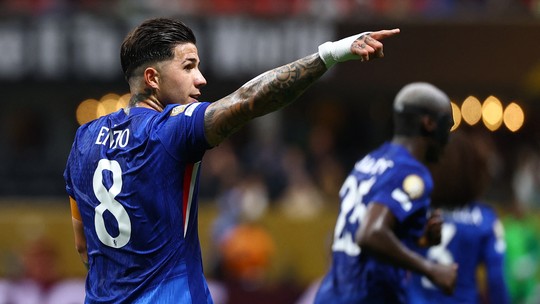 Destaque do Chelsea, Enzo Fernández esteve perto de defender o Flamengo e já provocou Léo Ortiz - Argentino revelou que esteve na mira dos brasileiros, mas negócio não foi para frente quando o Benfica entrou na briga: "Eu queria jogar a Champions"