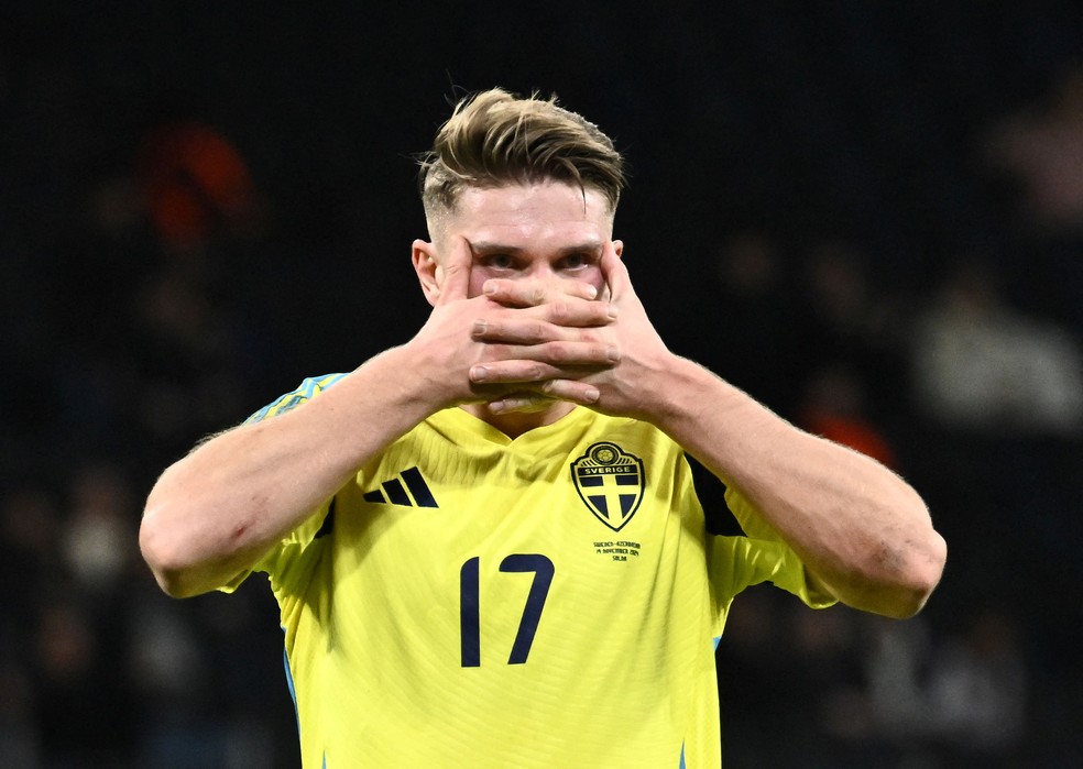 Gyökeres e sua tradicional comemoração: atacante brilhou em goleada da Suécia — Foto: Reuters