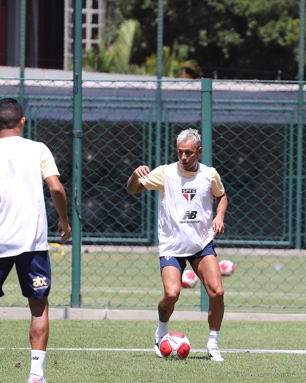 Rafinha em treino do São Paulo — Foto: Rubens Chiri / São Paulo