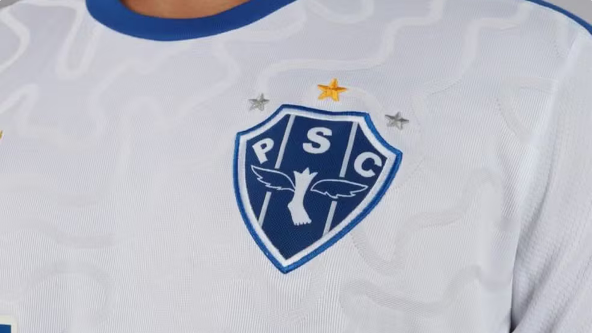 Escudo do Paysandu com o pé alado no centro, coroado por três estrelas no topo.