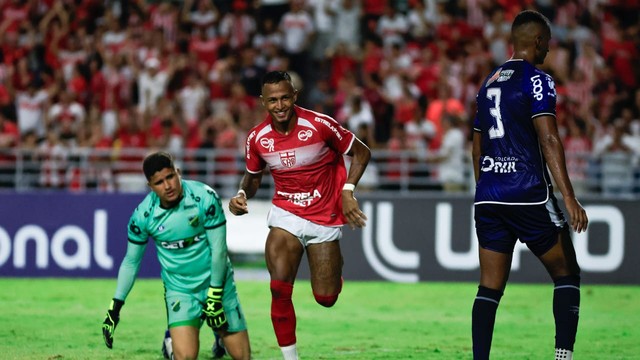 Léo Pereira comemora gol do CRB contra o Altos