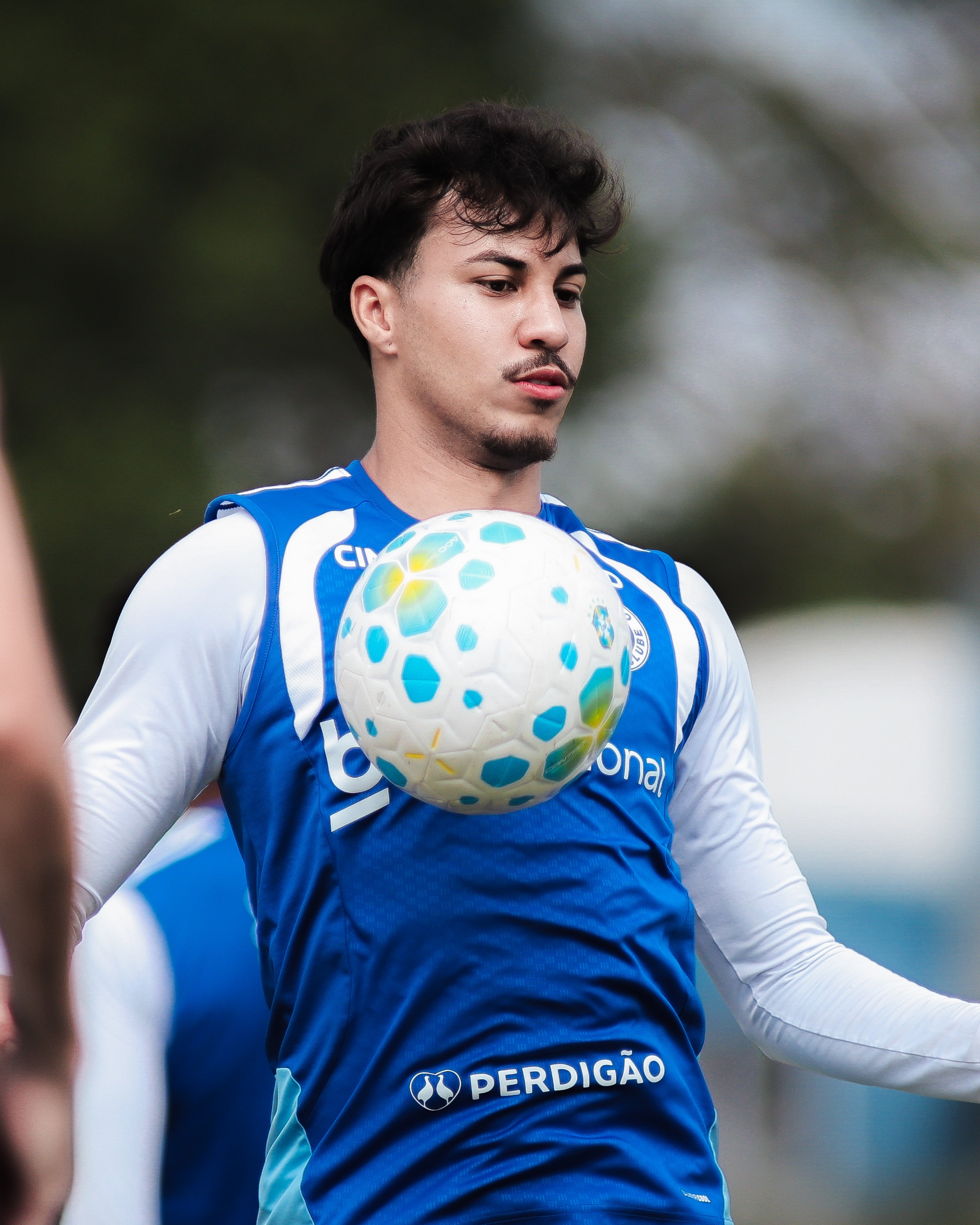 Kaio Jorge Treina com o Grupo Após Substituição no Intervalo: Novidades na Escalação do Cruzeiro