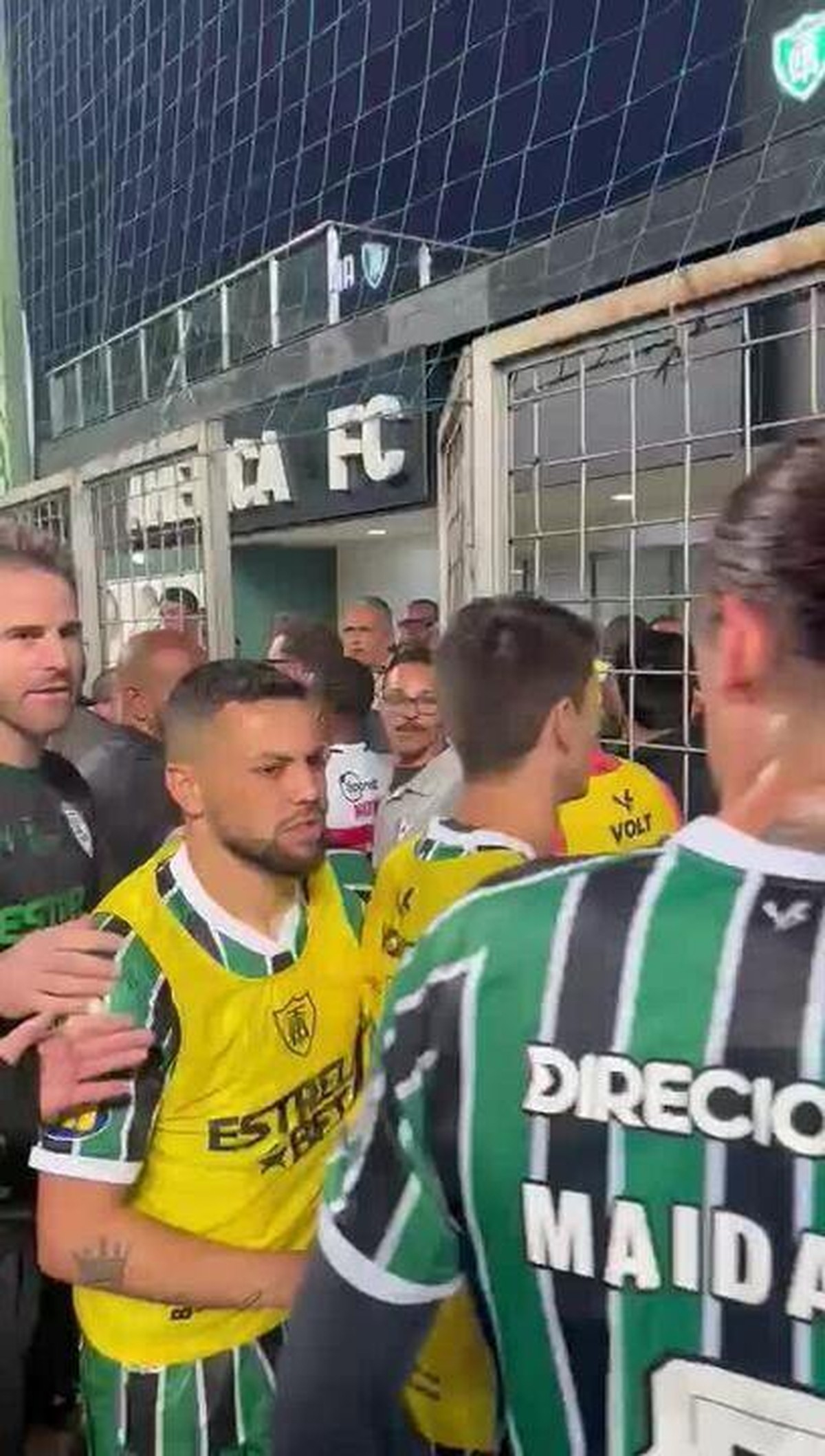 Jogadores de América-MG e São Paulo batem boca nos vestiários do Independência