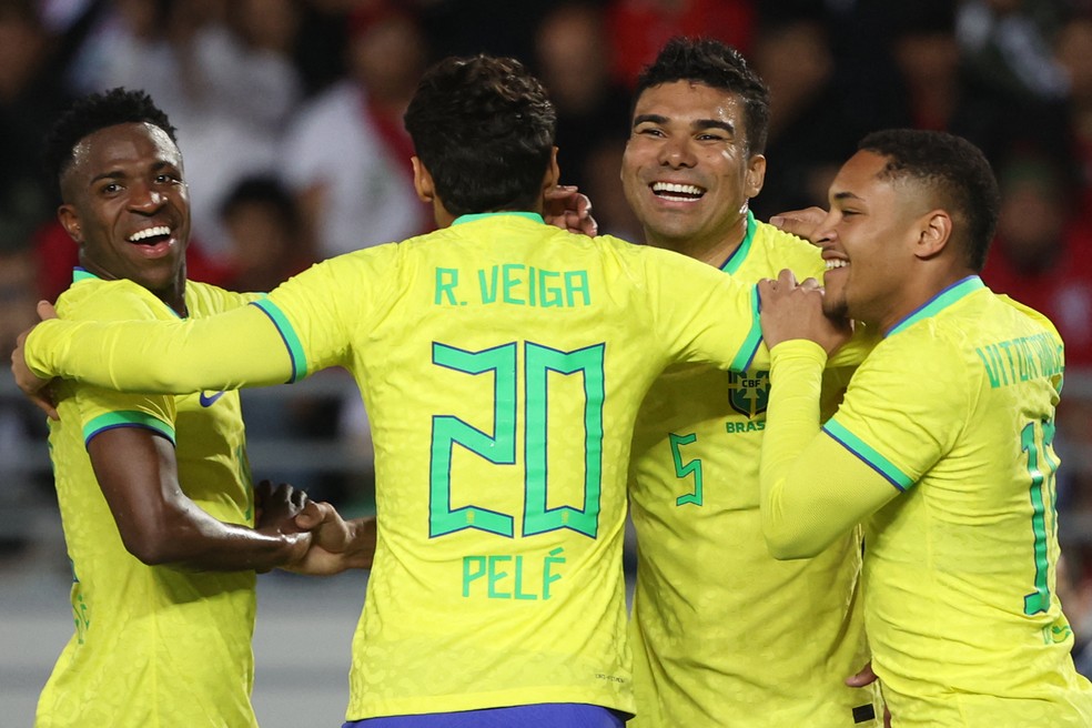 Vitor Roque se torna o jogador mais novo a estrear pelo Brasil desde  Ronaldo