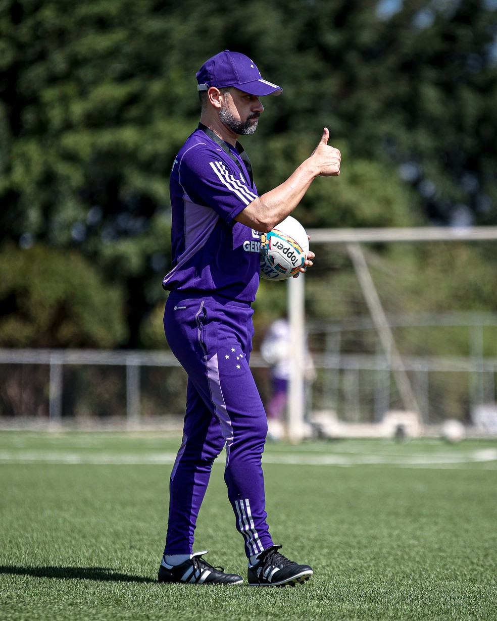 Jonas Urias vai estrear pelo Cruzeiro Feminino — Foto: Gustavo Martins/ Cruzeiro