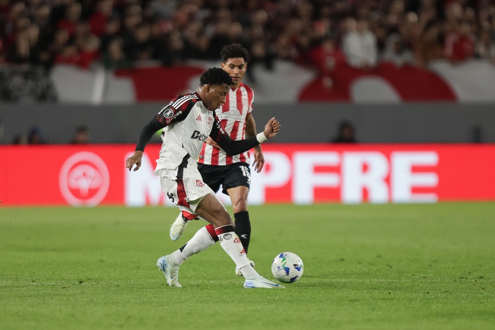 Plata  um dos jogadores que podem ser poupados pelo Flamengo  Foto: Gilvan de Souza/CRF