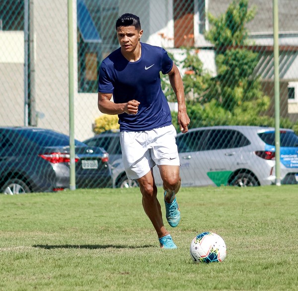 Douglas Santos vibra com título do Campeonato Russo e mira