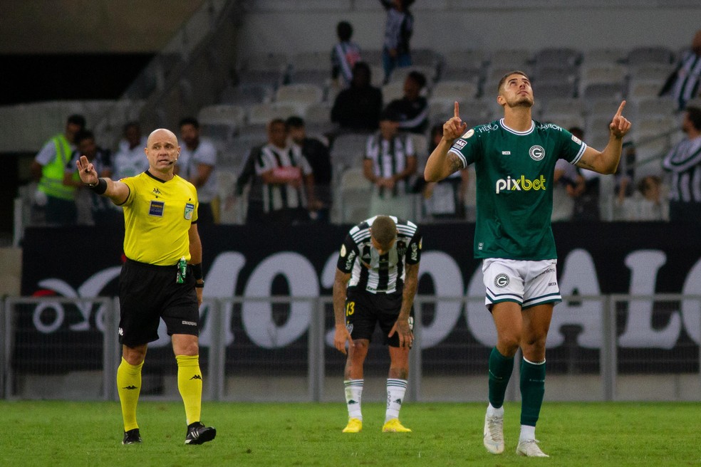 Galo faz o dever de casa, bate o Goiás e sobe para o quinto lugar